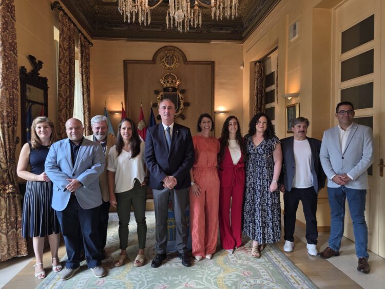 Los nuevos trabajadores municipales con el alcalde. / AYUNTAMIENTO