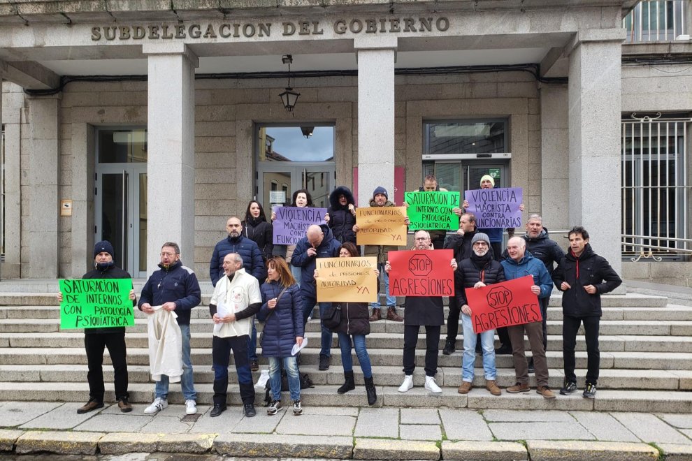 Un grupo de funcionarios de prisiones en la puerta de la subdelegacion del Gobierno en Segovia