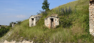 En Valtiendas encontramos las antiguas características bodegas de la zona.