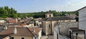Entre los tejados de Valtiendas, sobresale el campanario de la iglesia de estilo renacentista de Nuestra señora de la Asunción.