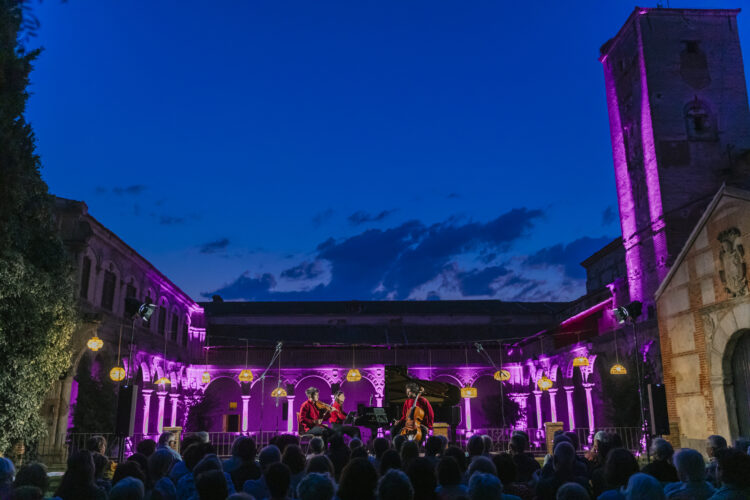 Actuación del Trío Hélix en la Abadía de Párraces 1 La Abadía de Párraces, escenario de una velada de música de cámara / NACHO VALVERDE