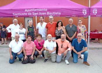 Escritores y escritoras participantes en la jornada literaria.