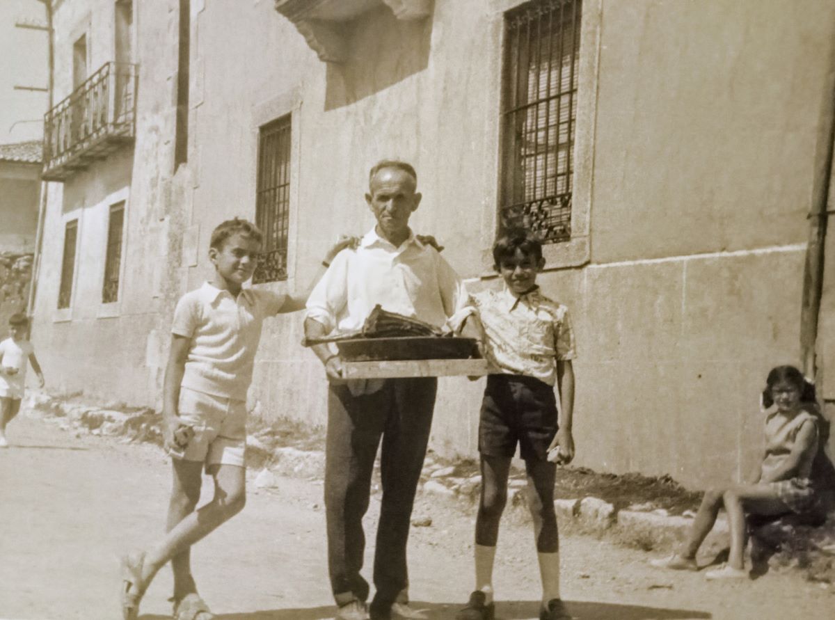 El tío Florencio en Navares de Ayuso, con el asado y acompañado de dos de sus nietos. Aprox. 1974. Foto: cedida por Adela Pulido García.