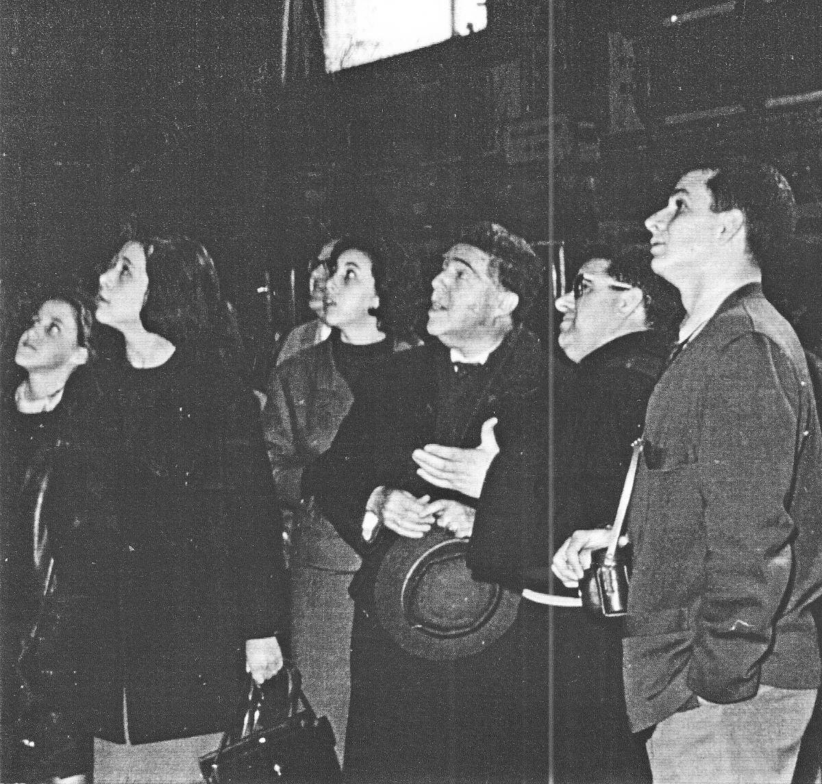 Qué estaría contando Lozoya que nos tenía a todos como quien ve a la Virgen de Guadalupe en persona. El franciscano era el Prior del Monasterio.