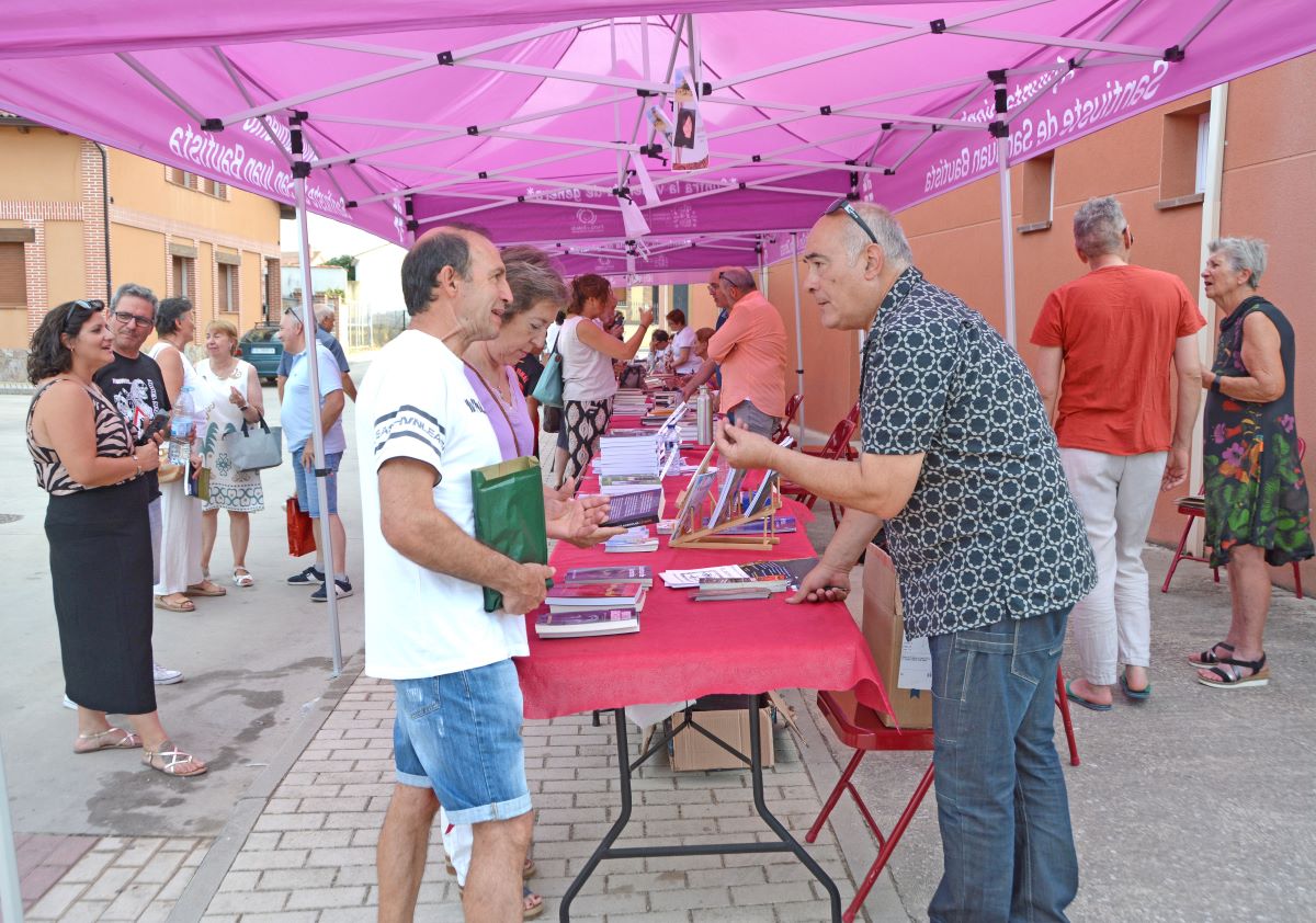 Las palabras y las letras como nexo de unión en Santiuste de San Juan Bautista 3 La Jornada favoreció el intercambio de impresiones entre escritores y lectores.