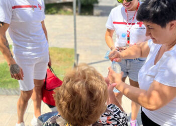 Cruz Roja recuerda la necesidad de que tanto las personas como las mascotas se mantengan bien hidratadas durante estas jornadas de temperaturas extremas.