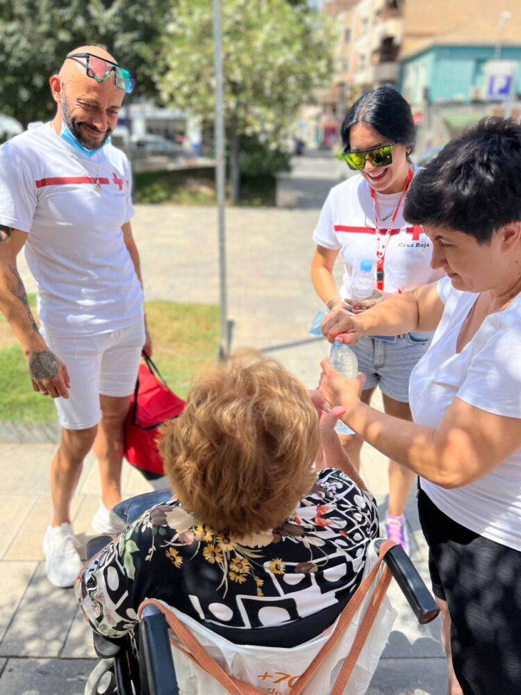 Cruz Roja recuerda la necesidad de que tanto las personas como las mascotas se mantengan bien hidratadas durante estas jornadas de temperaturas extremas.