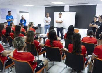 El presidente de la AFE, David Aganzo, da la bienvenida a las 25 futbolistas./AFE