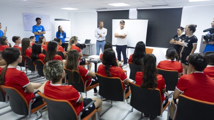 El presidente de la AFE, David Aganzo, da la bienvenida a las 25 futbolistas./AFE