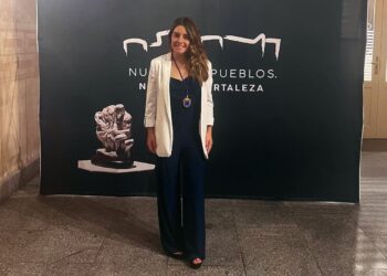 Elisabet Lázaro, una política de vocación que hace su trabajo en los despachos, pero sobre todo a pie de calle, que disfruta con lo que hace y con el encuentro con los vecinos.