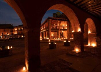 Aspecto de la plaza Mayor de Ayllón durante el concierto de velas que cierra el Festival. FESTIVAL INTERNACIONAL DE MÚSICA.