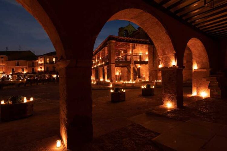 Aspecto de la plaza Mayor de Ayllón durante el concierto de velas que cierra el Festival. FESTIVAL INTERNACIONAL DE MÚSICA.