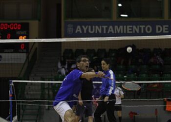 Un jugador de bádminton intenta golpear el volante. /E.A