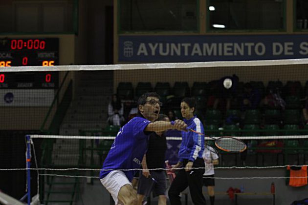 Abierto el plazo de inscripción en el CD Bádminton Innoporc Eresma para el próximo curso 1 Un jugador de bádminton intenta golpear el volante. /E.A