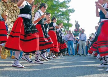 Danzas en honor a San Antolín durante la romería.