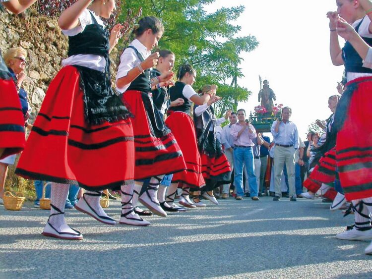 Danzas en honor a San Antolín durante la romería.