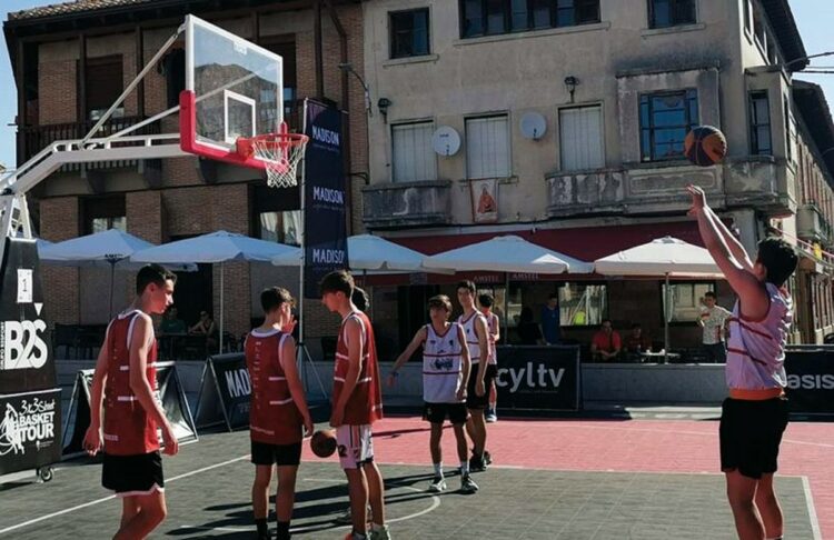 Una semana muy animada 1 Campeonato de baloncesto 3 x 3. / EA
