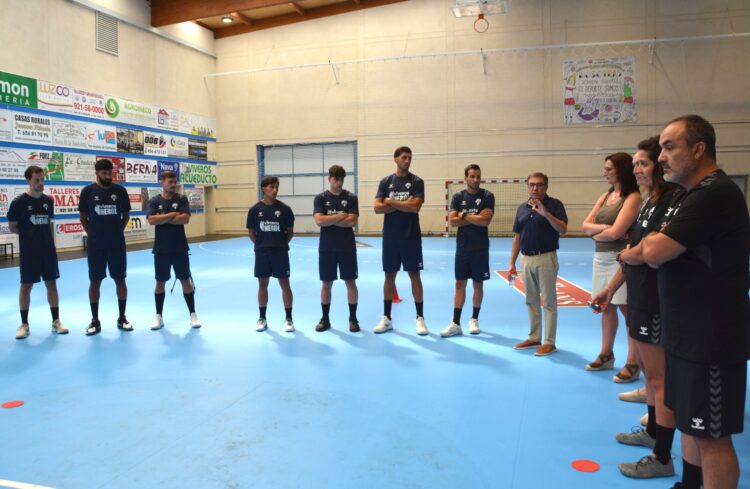 Julián Mateo, presidente del club, recibe a la plantilla navera en su primera sesión de pretemporada./AMADOR MARUGÁN