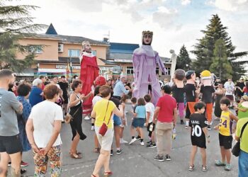 Gigantes y cabezudos recorrerán las calles de la localidad. / EA
