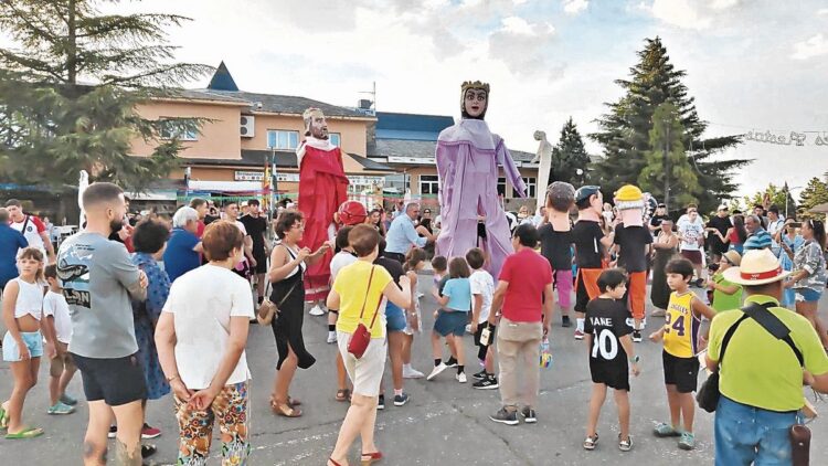 Gigantes y cabezudos recorrerán las calles de la localidad. / EA