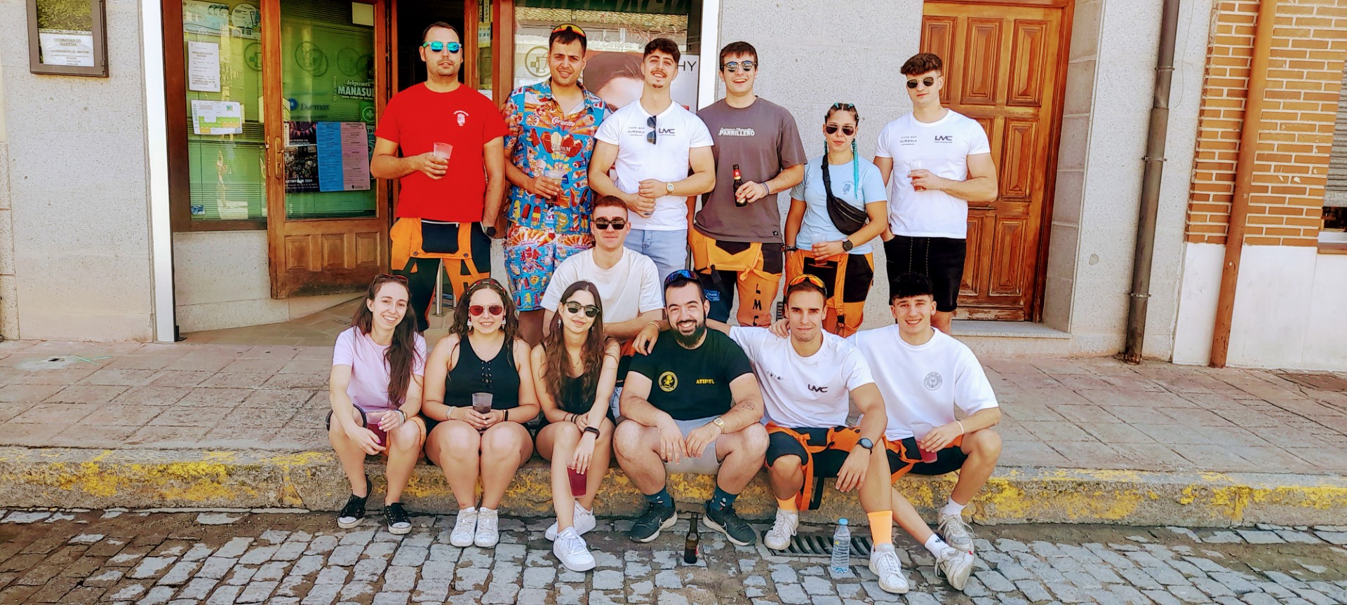 Un grupo de jóvenes disfruta de las celebraciones / LOURDES  MATARRANZ