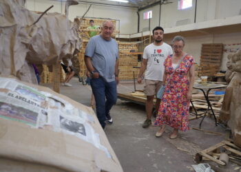 De Vicente en su visita a las carrozas de Fuentepelayo./DIPUTACIÓN