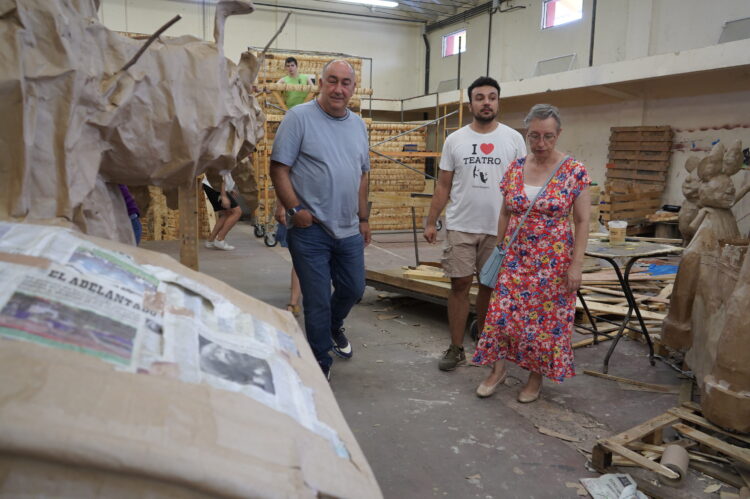 Comienza la cuenta atrás para el desfile de carrozas de Fuentepelayo 1 De Vicente en su visita a las carrozas de Fuentepelayo./DIPUTACIÓN