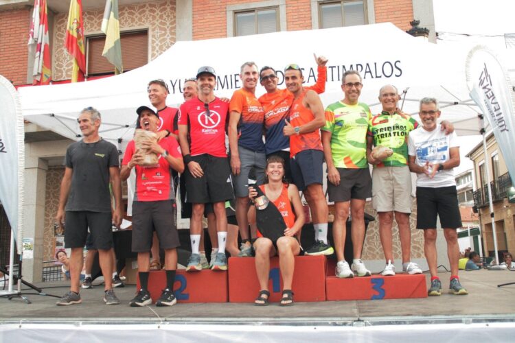 El Duatlón Villa de Cantimpalos reúne a 64 corredores en la XXXI edición 1 Entrega de premios a los ganadores con Félix Matarranz, organizador de la prueba/L.M