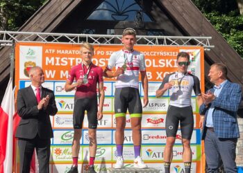 El ciclista polaco afincado en Segovia, Jakub Cieslik, posa en el podio como campeón de la cita./E.A