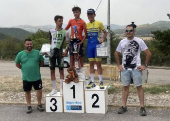 Ángel Marugán posa como campeón en Cervera de Pisuerga./E.A