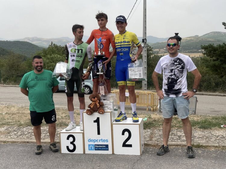Ángel Marugán posa como campeón en Cervera de Pisuerga./E.A