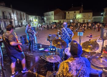 Concierto del grupo ‘Ruta 64’ en Fuentepelayo / JUAN CRUZ SERRANO