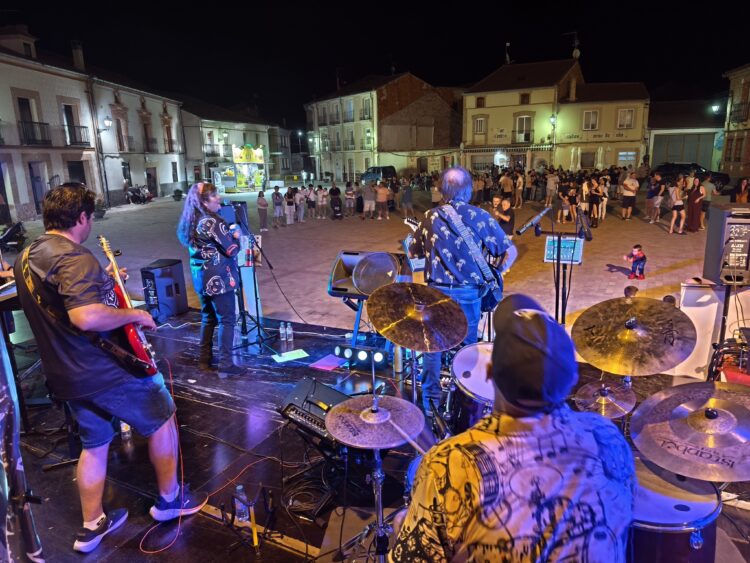 Concierto del grupo ‘Ruta 64’ en Fuentepelayo / JUAN CRUZ SERRANO