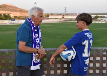 Víctor González, jugador del infantil B, junto a su abuelo Pepe Sanz, imagen de la campaña de abonados./RUBÉN DE MIGUEL