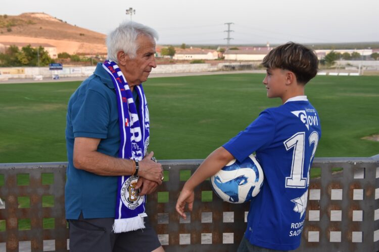 El CD Cuéllar lanza su campaña de abonados bajo el lema ‘Ganas de más’ 1 Víctor González, jugador del infantil B, junto a su abuelo Pepe Sanz, imagen de la campaña de abonados./RUBÉN DE MIGUEL