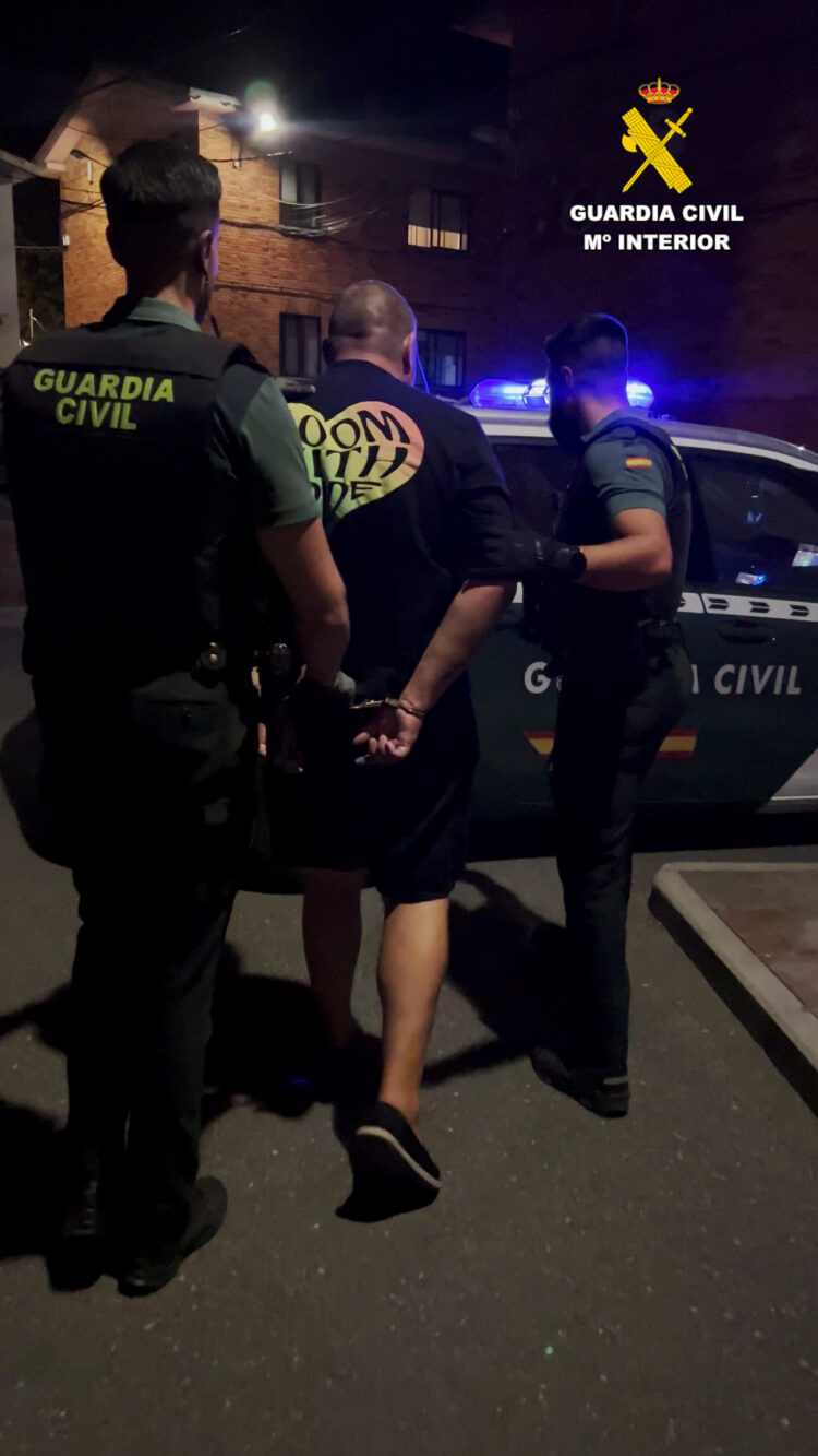 Detenido en El Espinar un hombre buscado en Bulgaria con una Orden Europea de Detención 1 La Guardia Civil ha detenido a un hombre buscado en Bulgaria con una Orden Europea de Detención por Delitos contra el Patrimonio / GUARDIA CIVIL