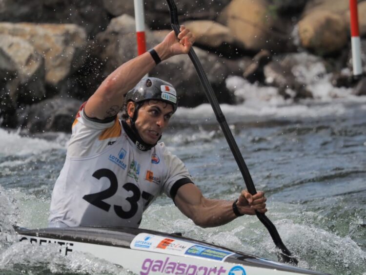 Últimas paladas de David Llorente antes de conquistar Sabero./MARIANO GONZÁLEZ