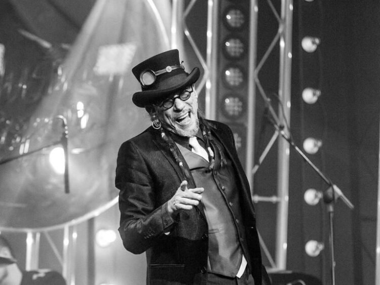 'El Drogas' contará con los segovianos 'Títeres' en su concierto en La Granja 1 El Drogas, durante una actuación. / ELDROGAS.COM - FRAN ORTÍZ