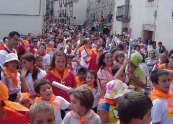 Los concurridos encierros infantiles de Sepúlveda son una divertida cita imprescindible en los veranos castellanos.  / EA
