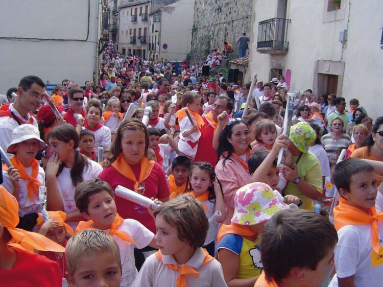 Los concurridos encierros infantiles de Sepúlveda son una divertida cita imprescindible en los veranos castellanos.  / EA