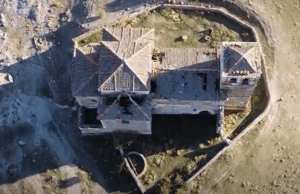 Estado de la iglesia antes de ser restaurada.