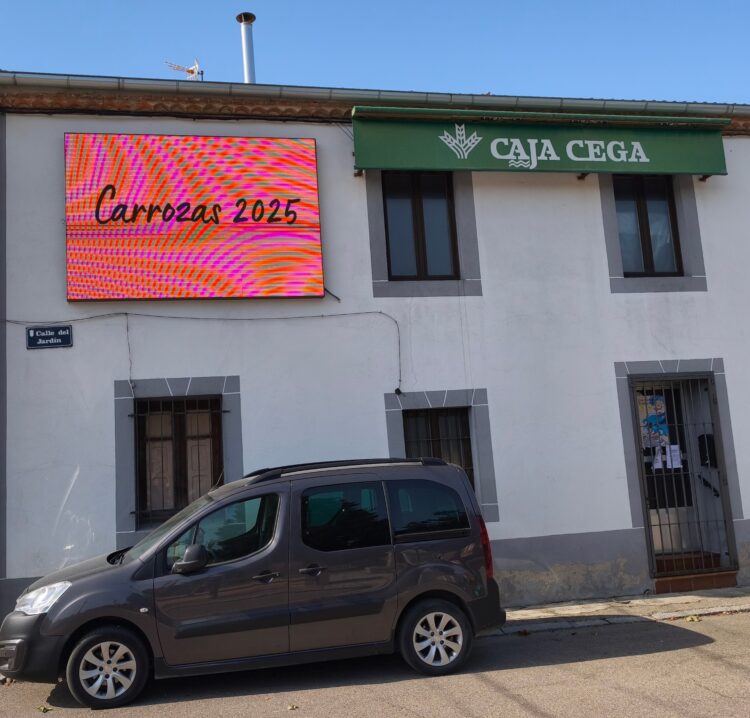 La biblioteca de la Fundación Caja Cega de Fuentepelayo estrena una pantalla exterior 1 Pantalla exterior en Fuentepelayo./JUAN CRUZ