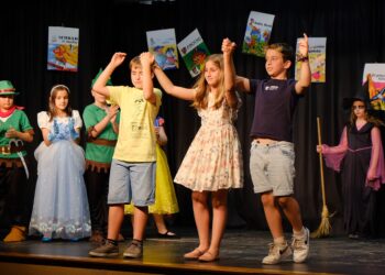 Actuación teatral en Fuentepelayo / JUAN CRUZ SERRANO