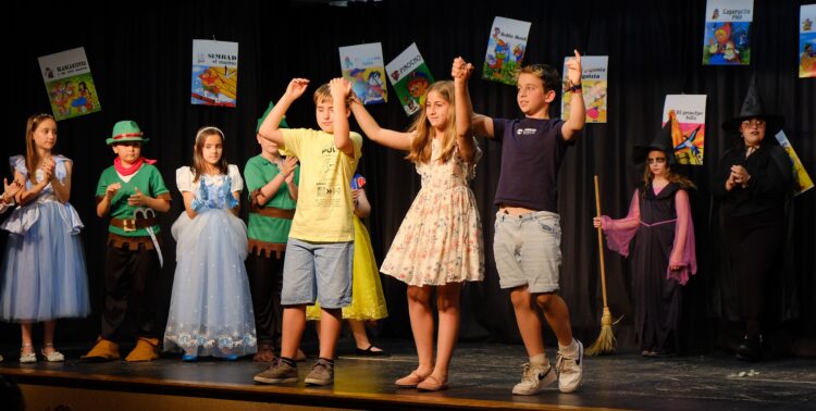 Actuación teatral en Fuentepelayo / JUAN CRUZ SERRANO