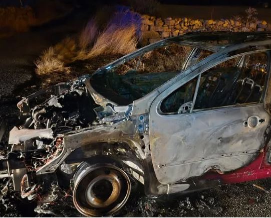 Incendiado un vehículo en la carretera N-VI, a la altura de El Espinar 1 Vehículo incendiado en la N-VI / AYTO. EL ESPINAR