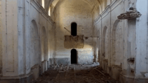 Interior de la iglesia de Nuestra Señora de la Asunción antes de su restauración.