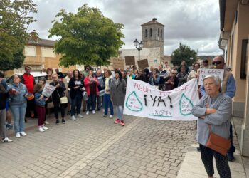 Los vecinos del barrio del Coto de San Isidro y la Cerca Nueva se concentran a las puertas del Ayuntamiento / E.A.