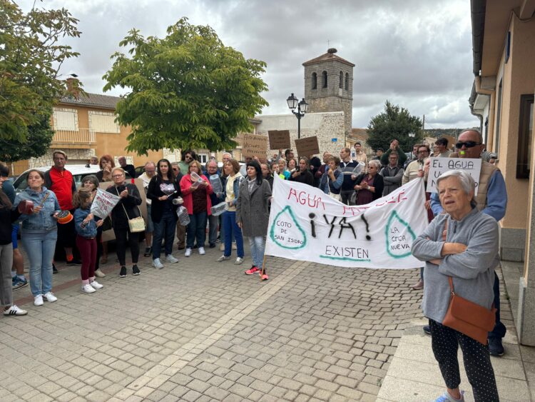 Los vecinos del barrio del Coto de San Isidro y la Cerca Nueva se concentran a las puertas del Ayuntamiento / E.A.