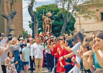 El santo es acompañado por jotas y bailes en la procesión. / EA