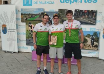 La delegación del club segoviano durante la cita en Lantadilla./T. LACERTA